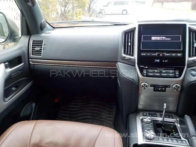 Toyota Land Cruiser 2020 for Sale in Karachi Toyota Land Cruiser 2020 for Sale in Karachi Image-12
