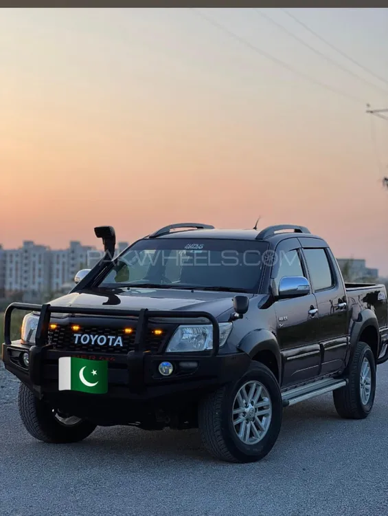 Toyota Hilux 2013 for Sale in Fateh Jang Image-1