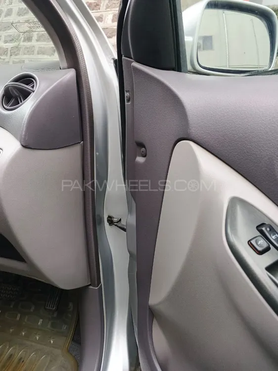 Toyota Platz 2000 for Sale in Lahore Toyota Platz 2000 for Sale in Lahore Image-7