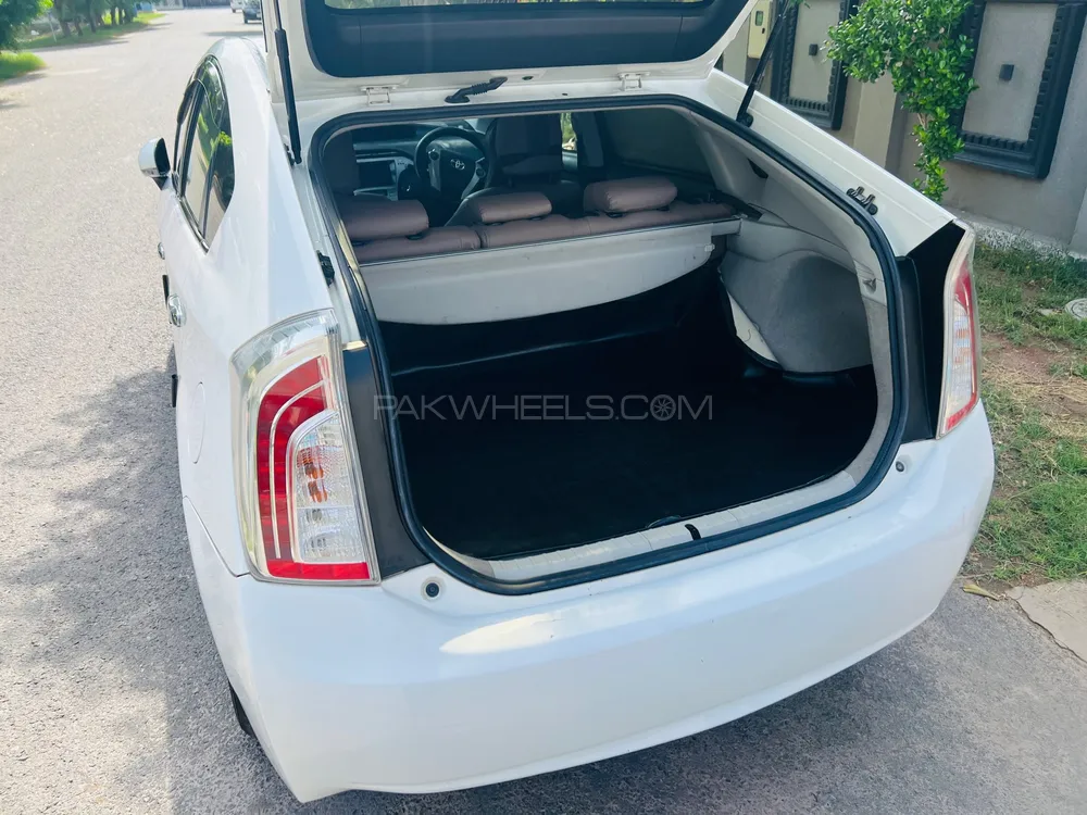 Toyota Prius 2014 for Sale in Multan Toyota Prius 2014 for Sale in Multan Image-6