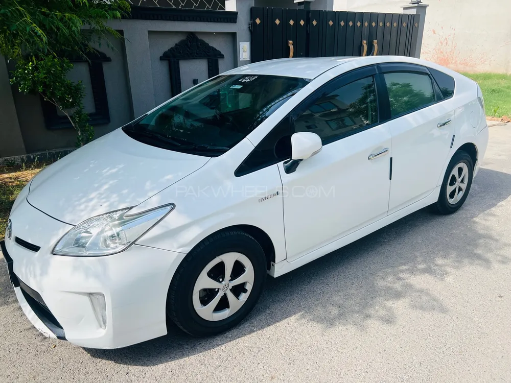 Toyota Prius 2014 for Sale in Multan Toyota Prius 2014 for Sale in Multan Image-15