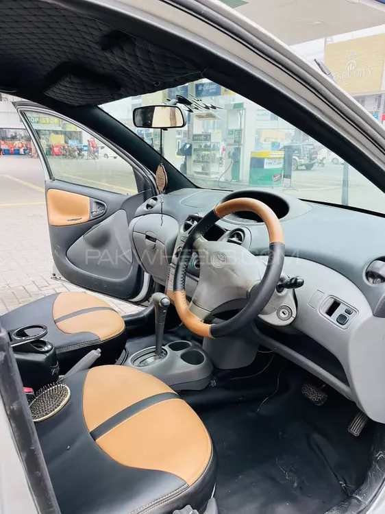 Toyota Vitz 2000 for Sale in Lahore Image-1