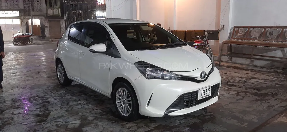 Toyota Vitz 2015 for Sale in Peshawar Image-1