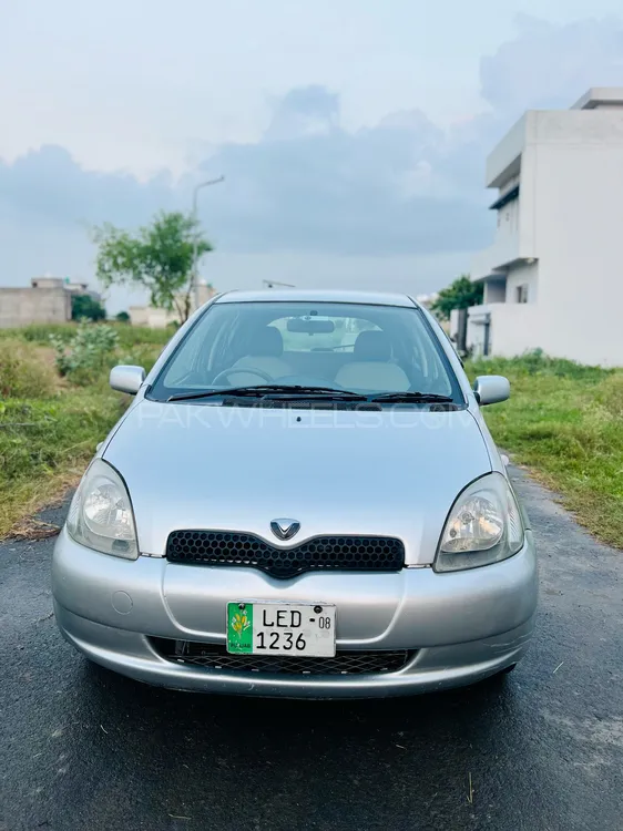 Toyota Vitz 2000 for Sale in Lahore Image-1