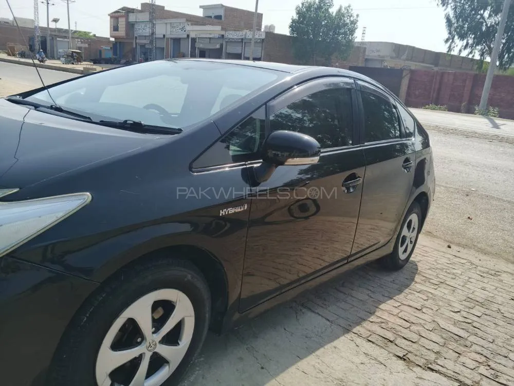 Toyota Prius 2011 for Sale in Taunsa sharif Image-1