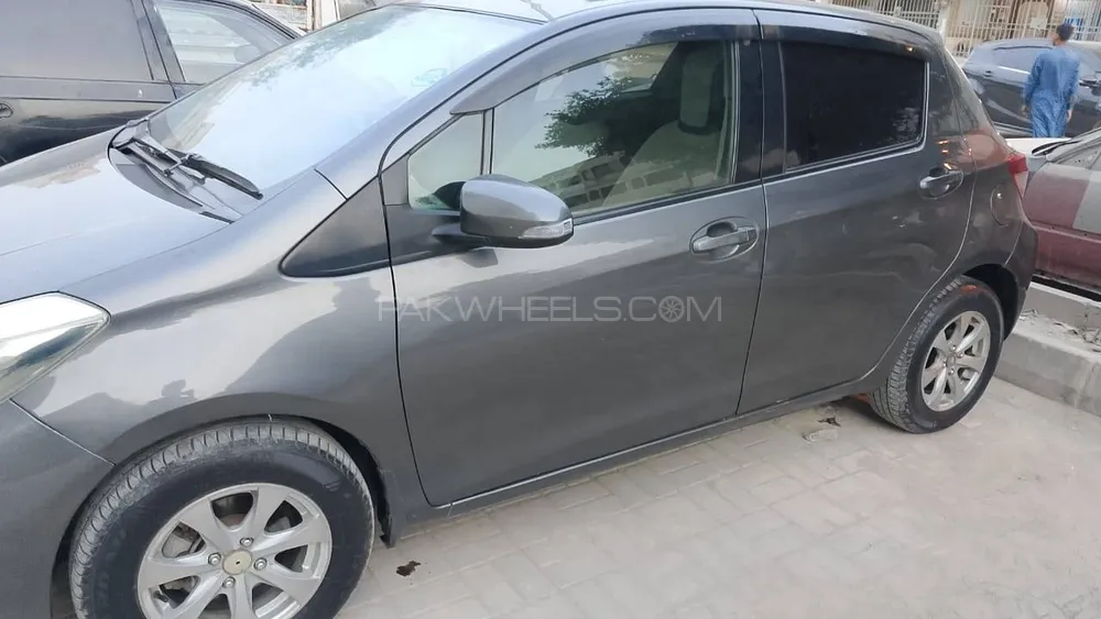 Toyota Vitz 2013 for Sale in Karachi Image-1