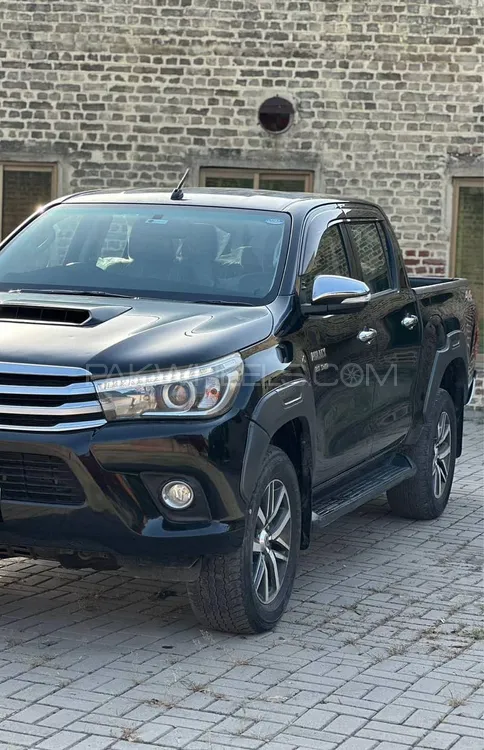 Toyota Hilux 2017 for Sale in Sheikhupura Toyota Hilux 2017 for Sale in Sheikhupura Image-6