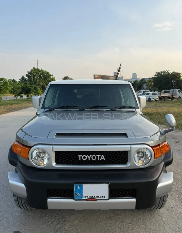 Toyota Fj Cruiser 2010 for Sale in Islamabad Image-1