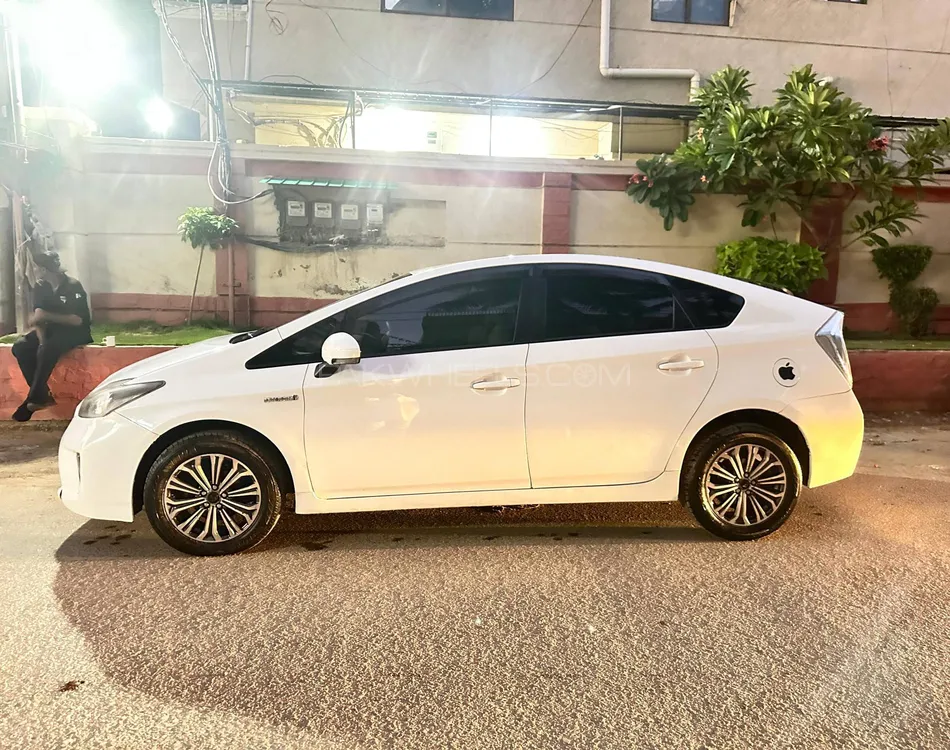 Toyota Prius 2015 for Sale in Karachi Image-1