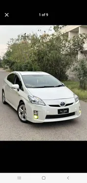 Toyota Prius Alpha S 2014