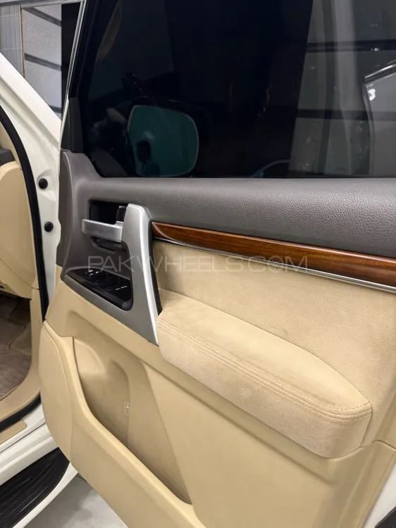 Toyota Land Cruiser 2017 for Sale in Karachi Toyota Land Cruiser 2017 for Sale in Karachi Image-14