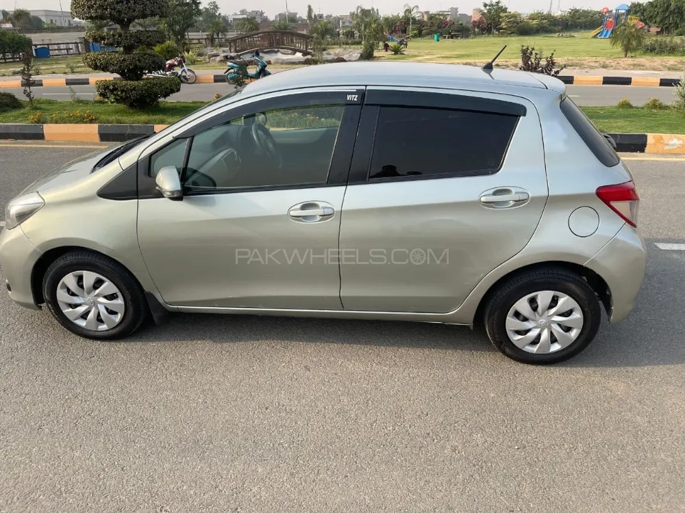 Toyota Vitz 2013 for Sale in Gujranwala Image-1