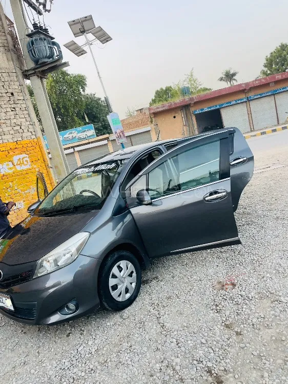 Toyota Vitz 2011 for Sale in Bannu Image-1