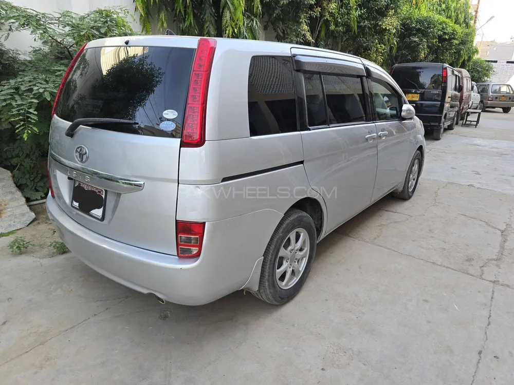 Toyota ISIS 2007 for Sale in Karachi Image-1