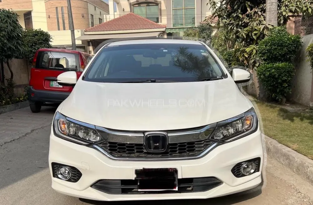 Honda Grace Hybrid 2018 for Sale in Lahore Image-1