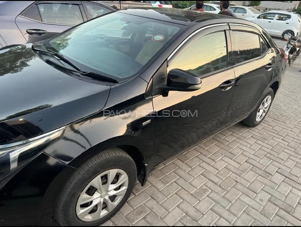 Toyota Corolla 2017 for Sale in Faisalabad Image-1