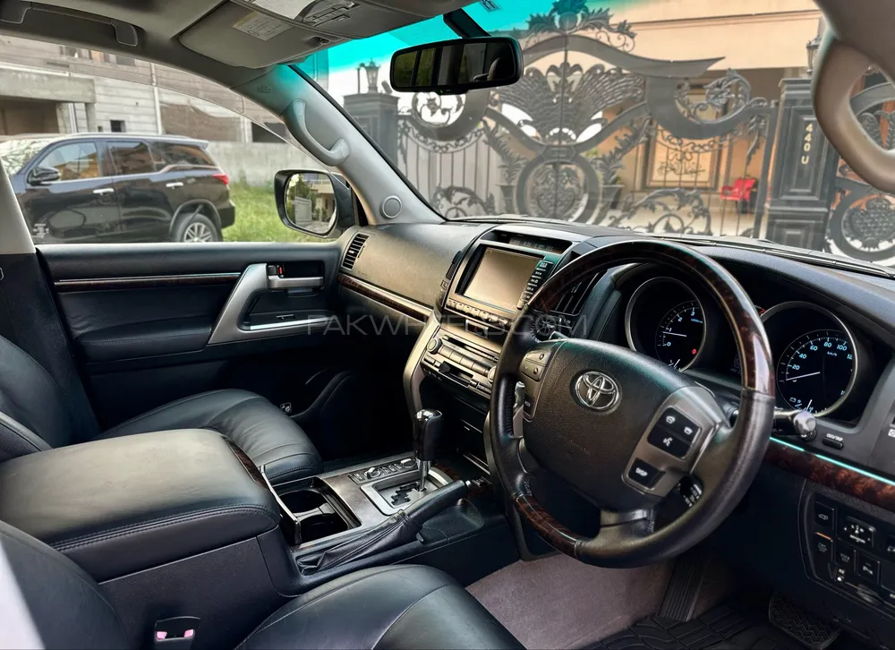 Toyota Land Cruiser 2010 for Sale in Lahore Toyota Land Cruiser 2010 for Sale in Lahore Image-7