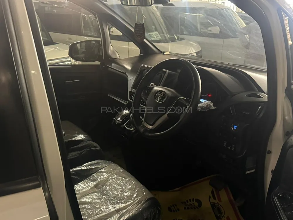 Toyota Voxy 2016 for Sale in Peshawar Toyota Voxy 2016 for Sale in Peshawar Image-5