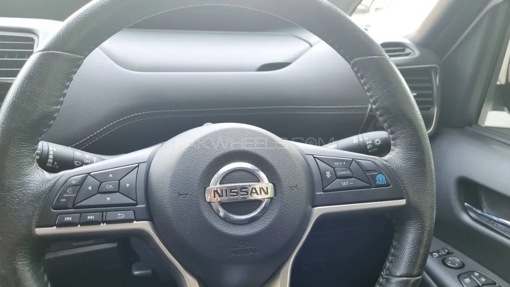 Nissan Serena 2018 for Sale in Peshawar Nissan Serena 2018 for Sale in Peshawar Image-12