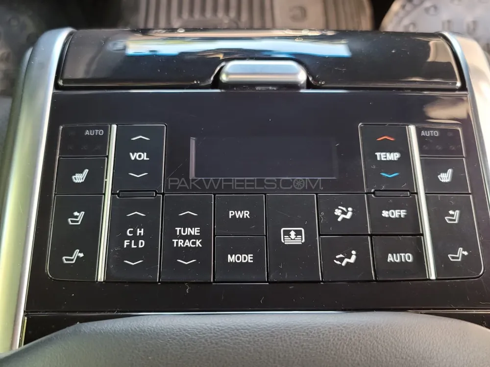 Toyota Crown 2018 for Sale in Peshawar Toyota Crown 2018 for Sale in Peshawar Image-7