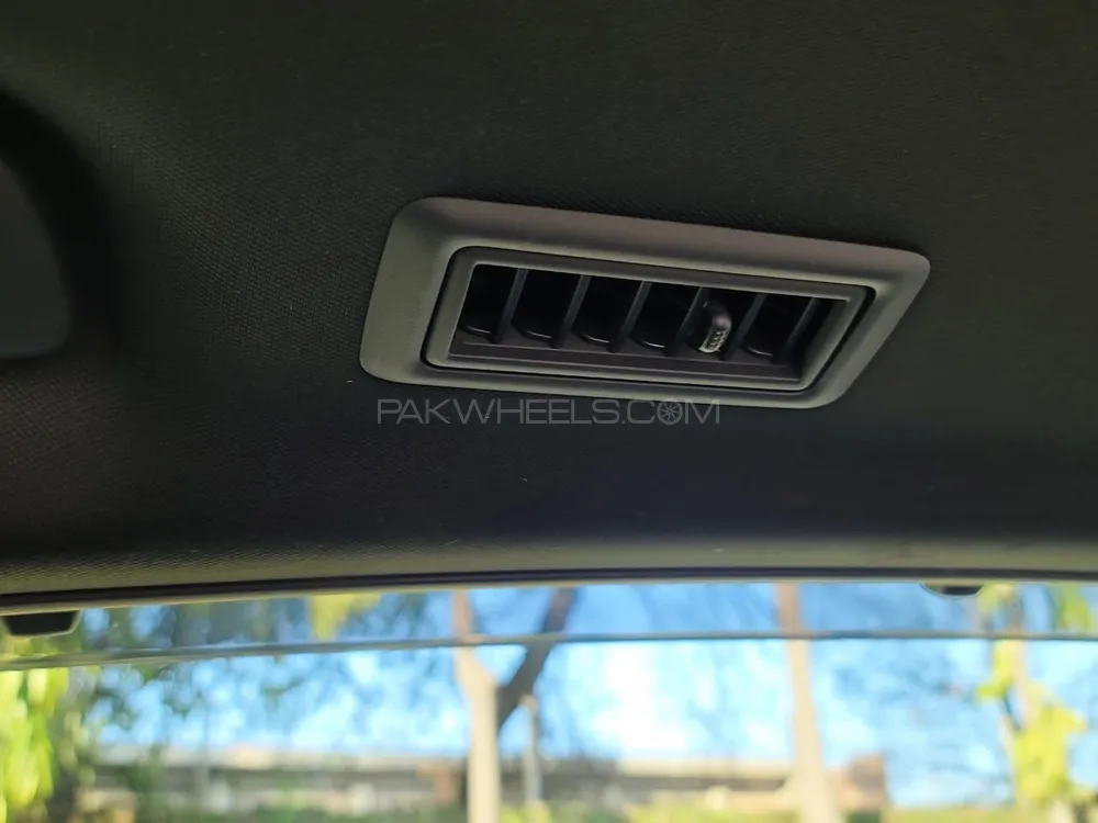 Toyota Crown 2018 for Sale in Peshawar Toyota Crown 2018 for Sale in Peshawar Image-6