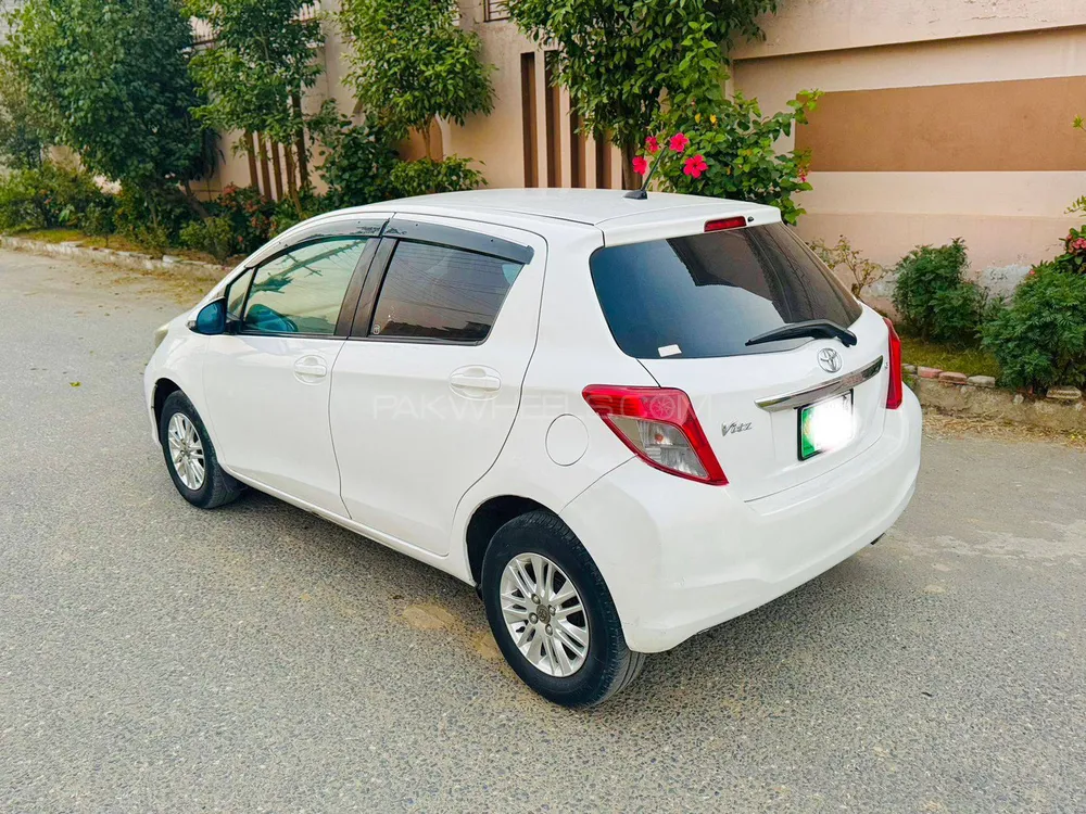 Toyota Vitz 2011 for Sale in Mardan Image-1