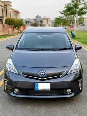 Toyota Prius Alpha G 2011