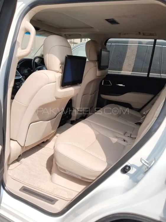 Toyota Land Cruiser 2022 for Sale in Karachi Toyota Land Cruiser 2022 for Sale in Karachi Image-12