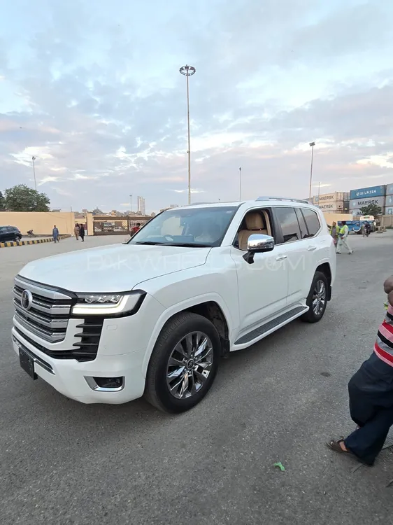 Toyota Land Cruiser 2023 for Sale in Multan Toyota Land Cruiser 2023 for Sale in Multan Image-2