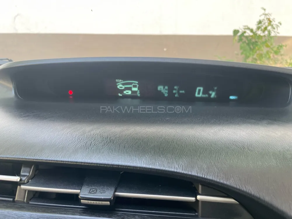 Toyota Prius 2011 for Sale in Lahore Toyota Prius 2011 for Sale in Lahore Image-12
