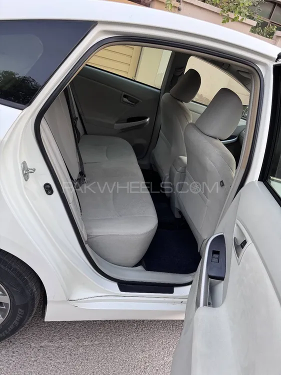 Toyota Prius 2017 for Sale in Multan Toyota Prius 2017 for Sale in Multan Image-7