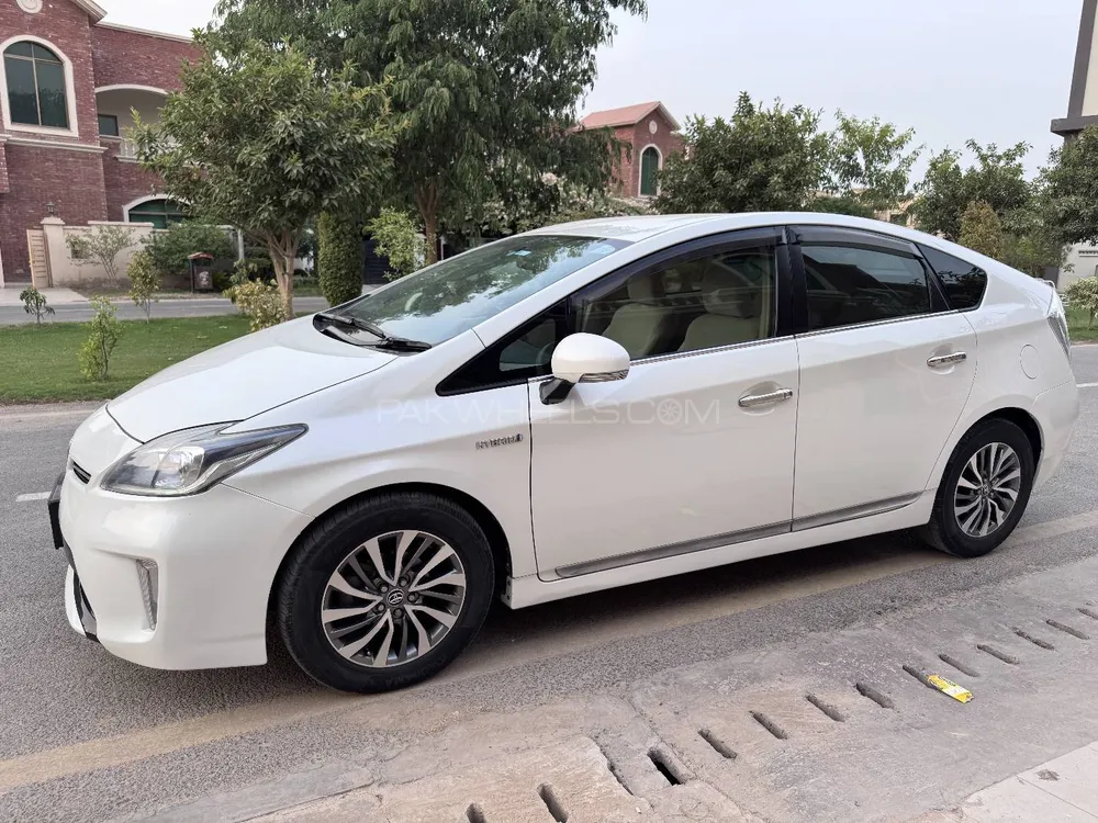 Toyota Prius 2017 for Sale in Multan Toyota Prius 2017 for Sale in Multan Image-4