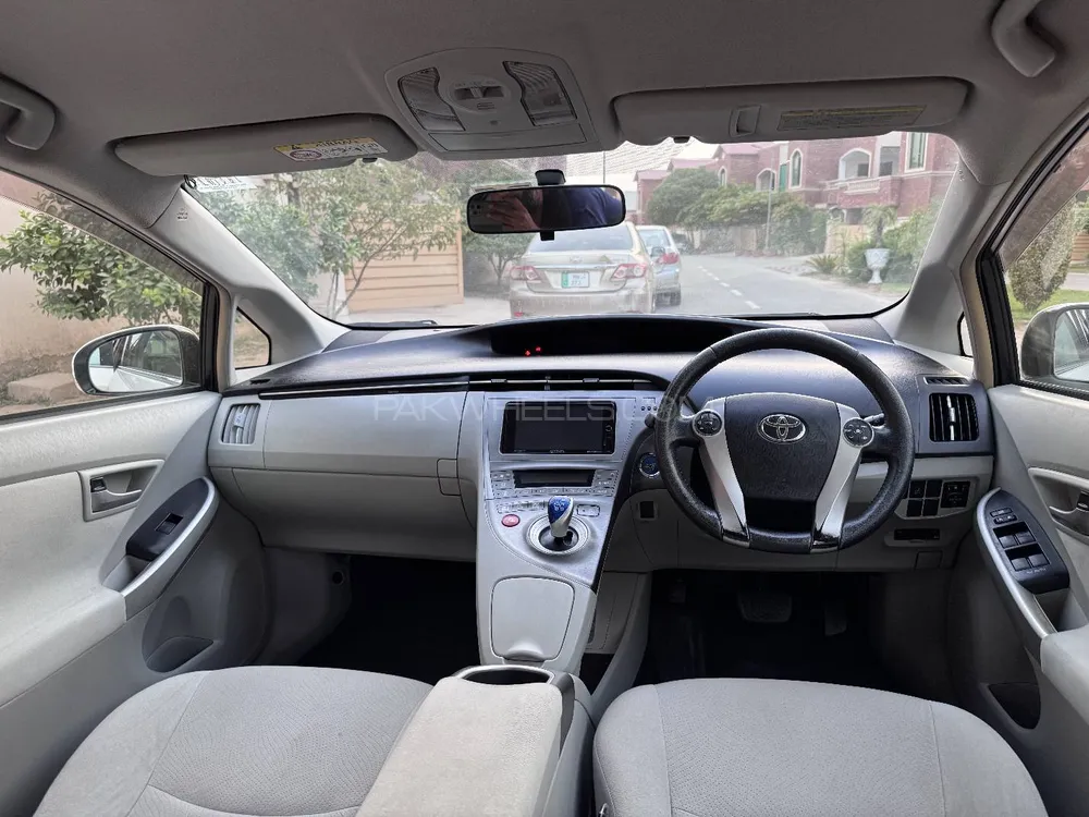 Toyota Prius 2017 for Sale in Multan Toyota Prius 2017 for Sale in Multan Image-8
