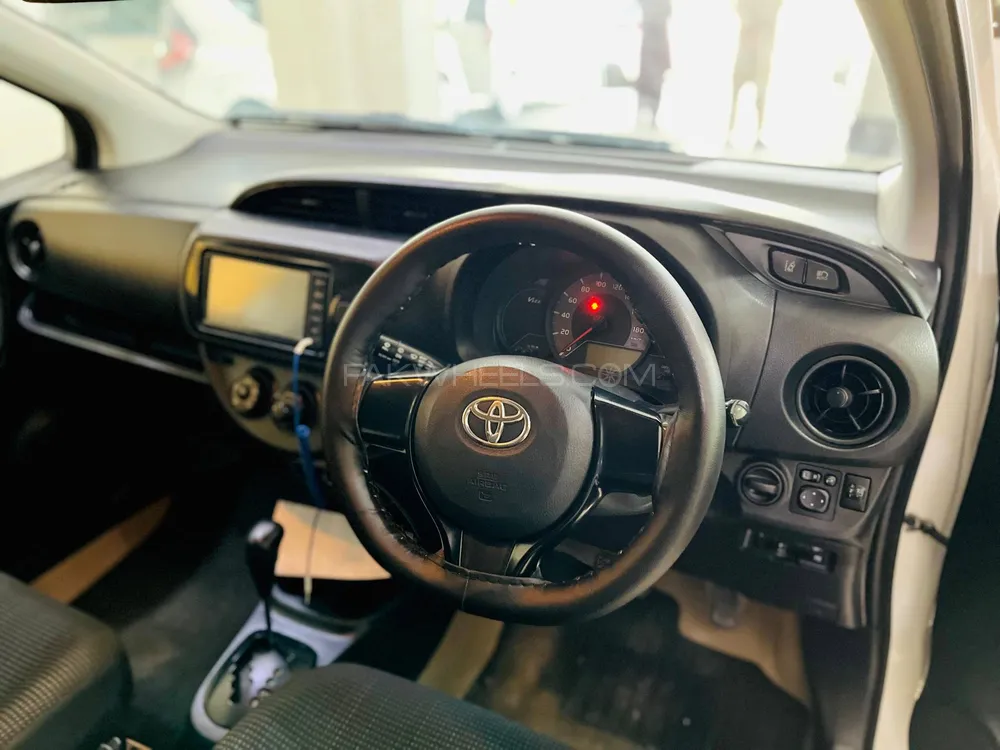 Toyota Vitz 2017 for Sale in Bahawalpur Toyota Vitz 2017 for Sale in Bahawalpur Image-9