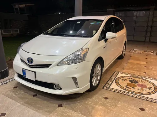 Toyota Prius Alpha G Touring 2012