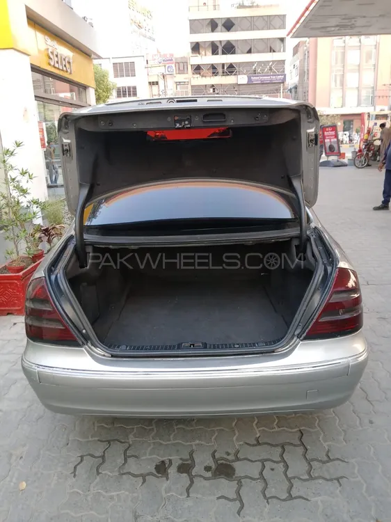 Mercedes Benz E Class 2004 for Sale in Faisalabad Mercedes Benz E Class 2004 for Sale in Faisalabad Image-5
