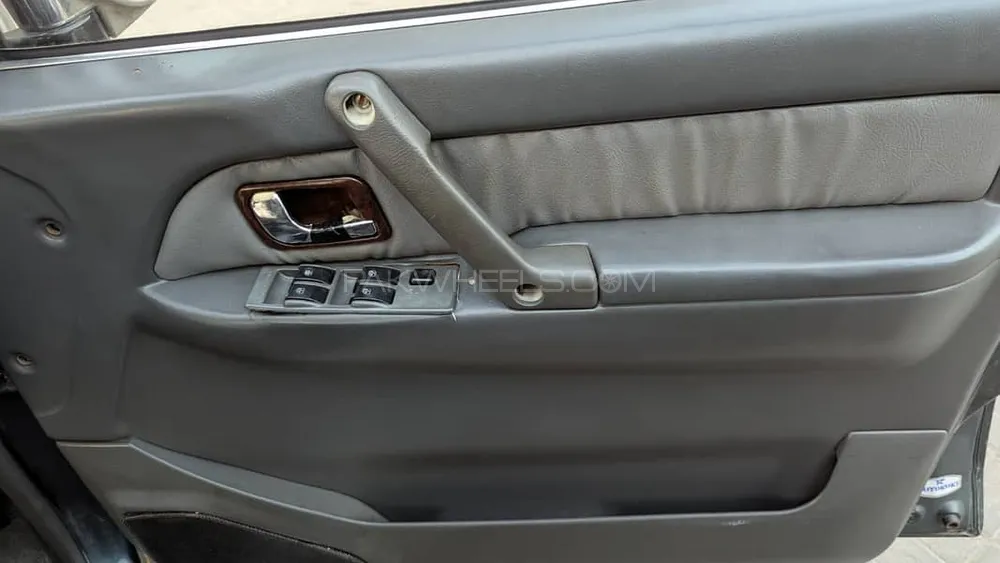 Mitsubishi Pajero 1995 for Sale in Lahore Mitsubishi Pajero 1995 for Sale in Lahore Image-9