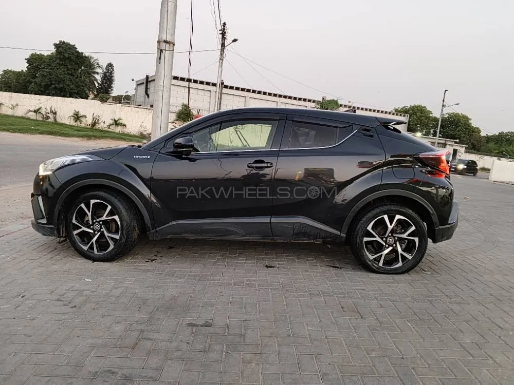 Toyota C-HR 2017 for Sale in Karachi Toyota C-HR 2017 for Sale in Karachi Image-6