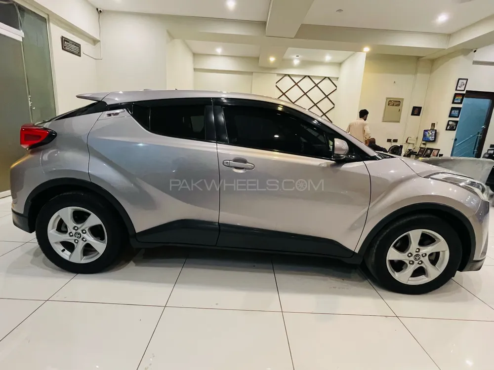 Toyota C-HR 2017 for Sale in Karachi Toyota C-HR 2017 for Sale in Karachi Image-9