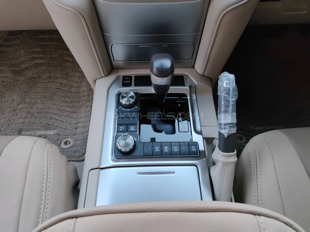 Toyota Land Cruiser 2017 for Sale in Karachi Toyota Land Cruiser 2017 for Sale in Karachi Image-10