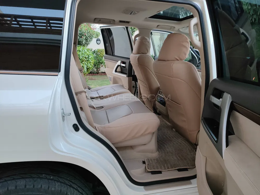 Toyota Land Cruiser 2017 for Sale in Karachi Toyota Land Cruiser 2017 for Sale in Karachi Image-13