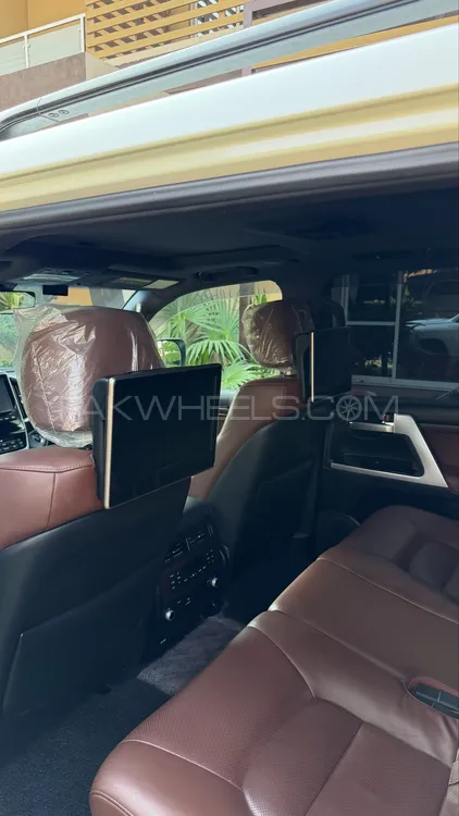 Toyota Land Cruiser 2016 for Sale in Lahore Toyota Land Cruiser 2016 for Sale in Lahore Image-9