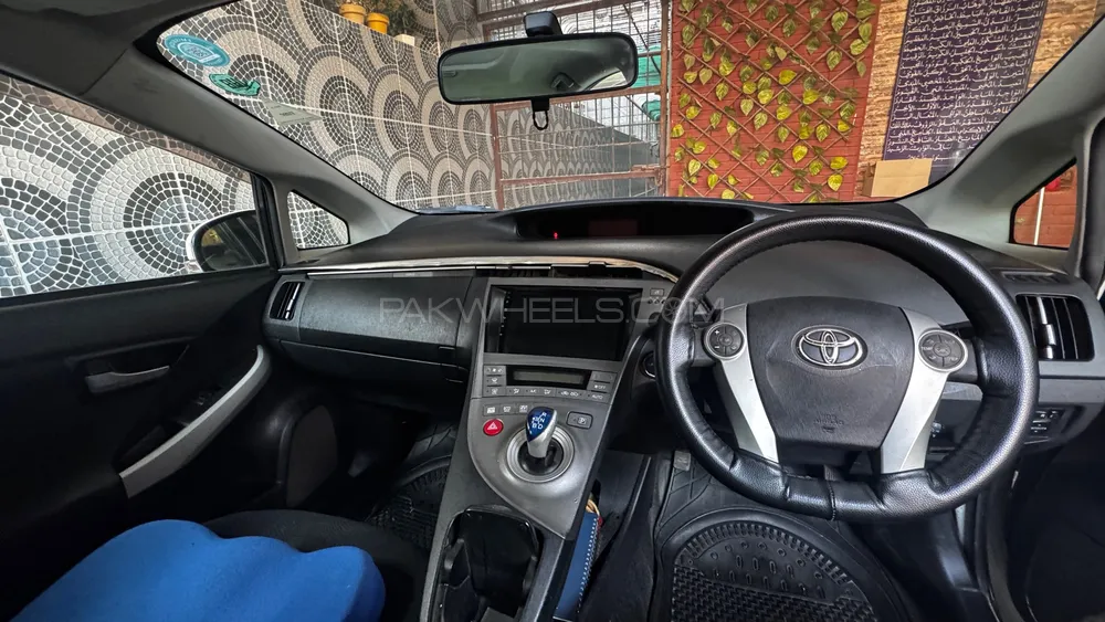 Toyota Prius 2012 for Sale in Lahore Toyota Prius 2012 for Sale in Lahore Image-12