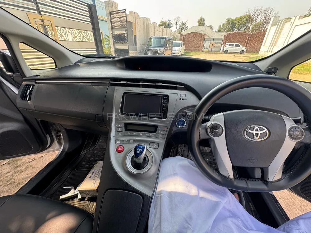 Toyota Prius 2014 for Sale in Multan Toyota Prius 2014 for Sale in Multan Image-5