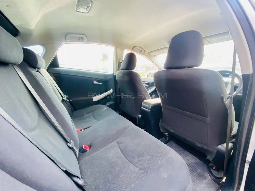 Toyota Prius 2014 for Sale in Peshawar Toyota Prius 2014 for Sale in Peshawar Image-16