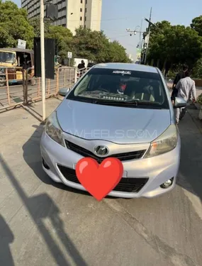 Toyota Vitz F 1.0 2013