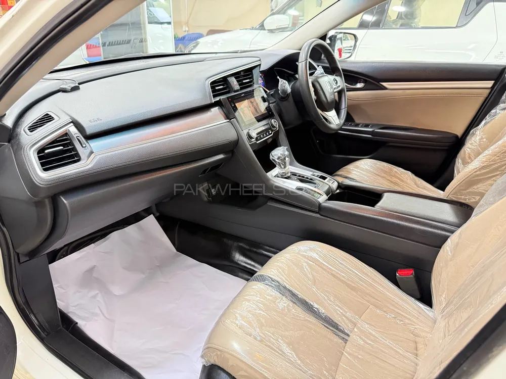Honda Civic 2018 for Sale in Hyderabad Honda Civic 2018 for Sale in Hyderabad Image-9