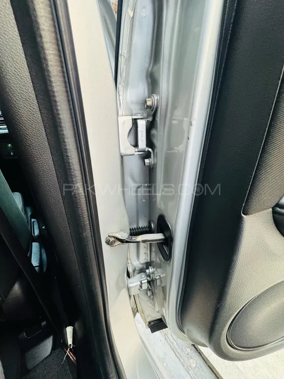 Honda Vezel 2015 for Sale in Lahore Honda Vezel 2015 for Sale in Lahore Image-9