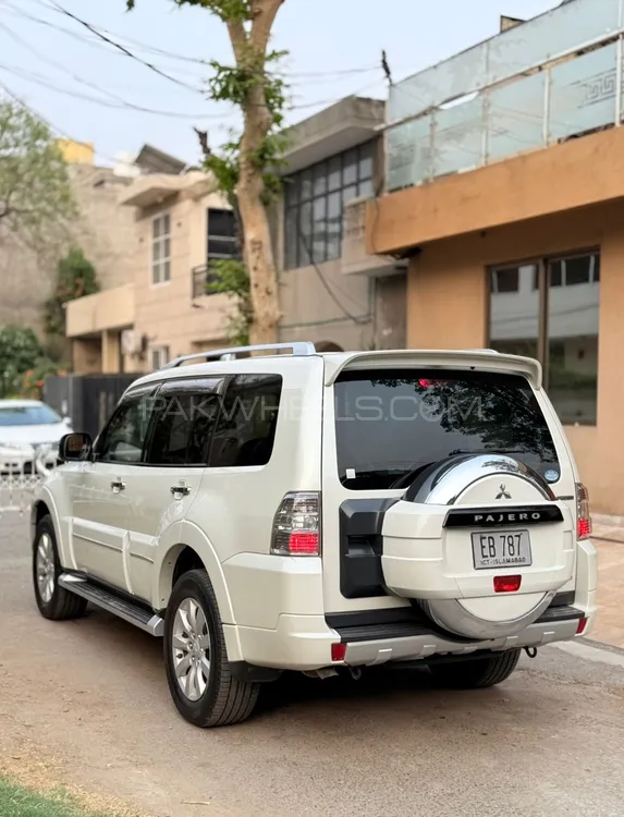 Mitsubishi Pajero 2010 for Sale in Lahore Mitsubishi Pajero 2010 for Sale in Lahore Image-5