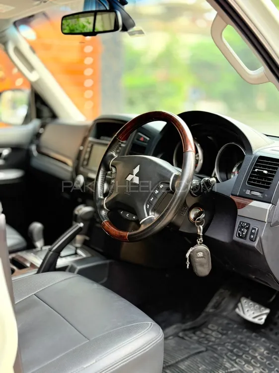 Mitsubishi Pajero 2010 for Sale in Lahore Mitsubishi Pajero 2010 for Sale in Lahore Image-7